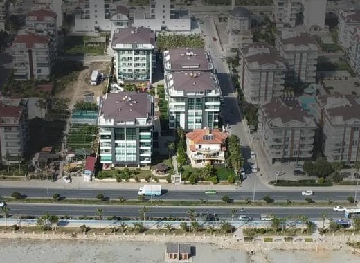 Site bloklarının sahil yolundan havadan görünümü